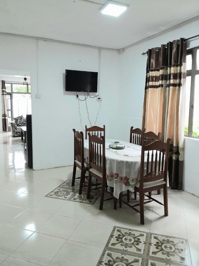 Beautiful Affordable House - 5 Minutes From The Airport And 12 Minutes To Blue Bay *
