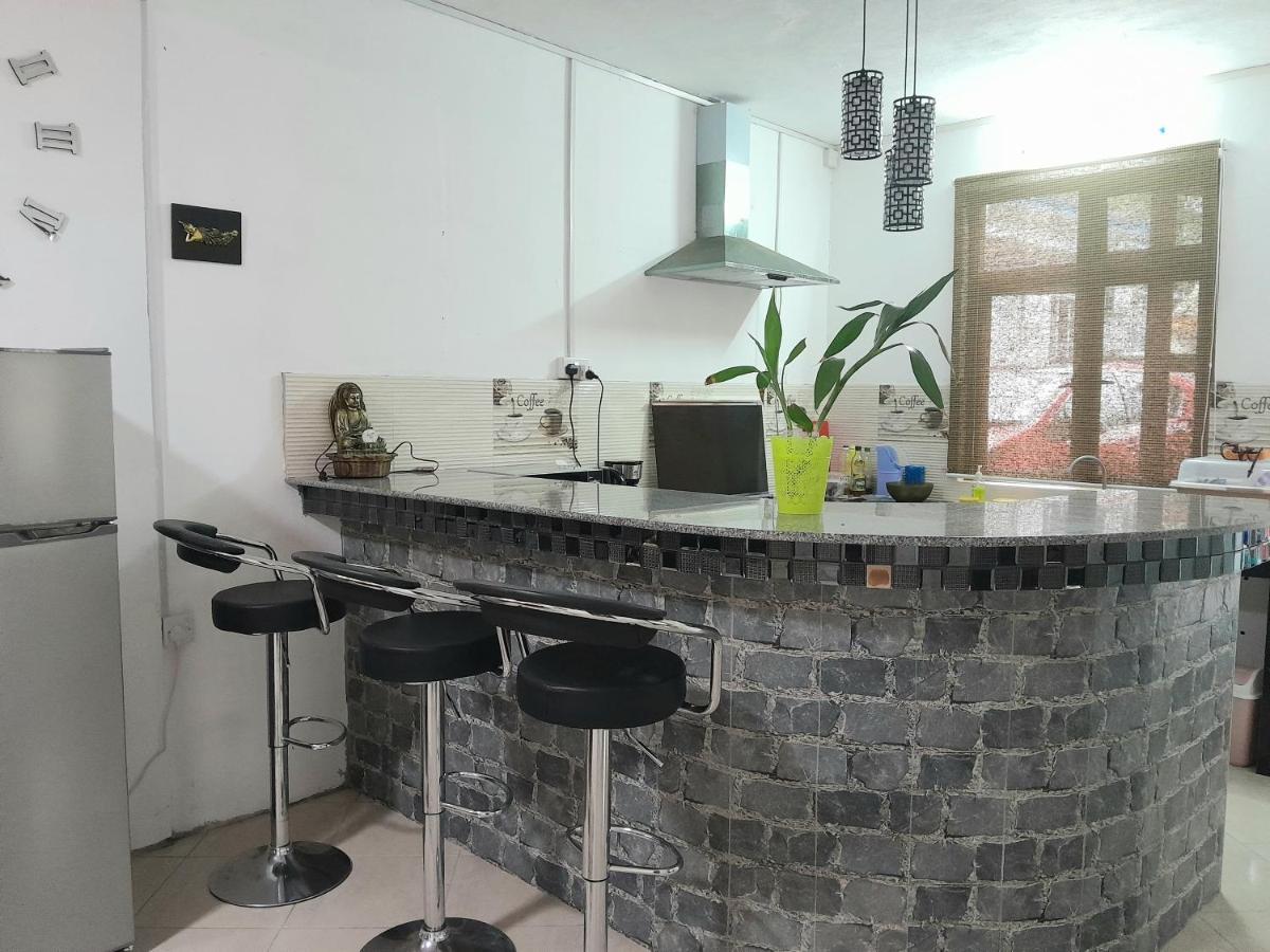 Beautiful Affordable House - 5 Minutes From The Airport And 12 Minutes To Blue Bay